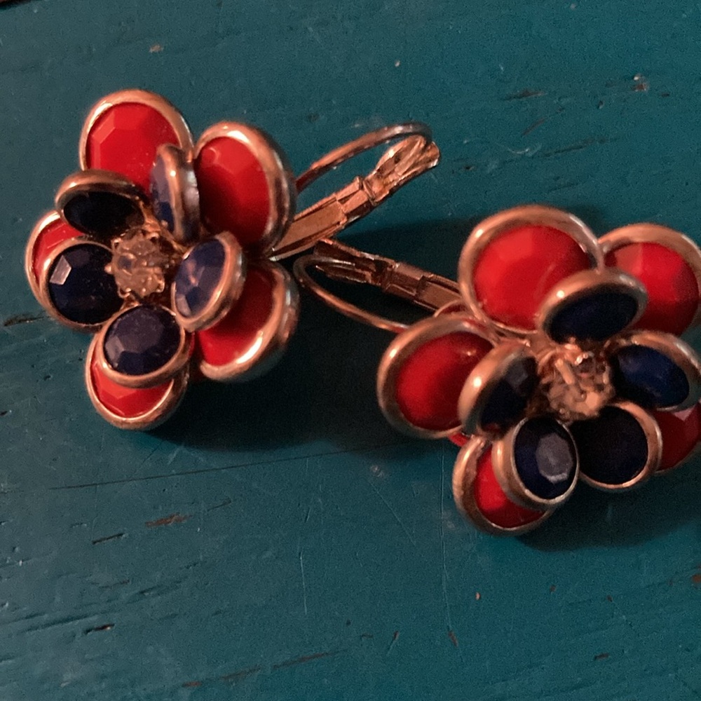 Earrings, Adorable 1” red, white & blue stone flower earrings - spring clasps